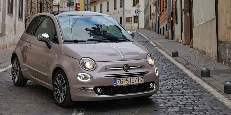 RECENZIJE FIAT 500: SIMBOL GRADSKOG VOZILA 1 RECENZIJE FIAT 500: SIMBOL GRADSKOG VOZILA
