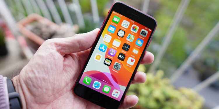 Apple iPhone SE (2020) recenzija: odličan izbor za ljubitelje kompaktnih telefona Apple iPhone SE (2020) recenzija otkriva snažan spoj kompaktnog dizajna i impresivne performanse po pristupačnoj cijeni. Iza prepoznatljivog izgleda krije se A13 Bionic čip, isti čip koji pokreće skuplje modele, što osigurava brzo pokretanje aplikacija i fluidan multitasking. Kamera na stražnjoj strani od 12 MP nudi jasne fotografije uz dobar dinamički raspon zahvaljujući HDR-u, a performanse u dnevnom osvjetljenju su posebno pohvalne. Zaslon od 4.7 inča nije najmoderniji, ali boje su živopisne i oštre, a cijeli uređaj je lagan za držanje i jednostavan za upotrebu jednim dodirom prsta. Trajanje baterije je solidno za svakodnevne zadatke, a podrška za brzo punjenje dodatno povećava praktičnost. Cijena ga čini atraktivnom vrijednošću za one koji žele Apple iskustvo bez visokog budžeta. U zaključku, ako tražite kompaktnu, pouzdanu i vrijednu opciju unutar Apple ponude, iPhone SE (2020) ostaje konkurentna opcija.