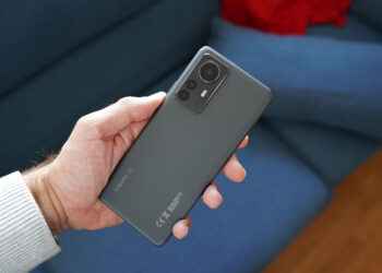 Xiaomi 12 Pro: dugoročna recenzija i iskreni dojmovi nakon mjeseci korištenja Detaljna recenzija Xiaomi 12 Pro nakon višemjesečne uporabe. Saznajte kako se uređaj nosi s dnevnim zadacima, trajanjem baterije, kamerom i softverom uz realne performanse.